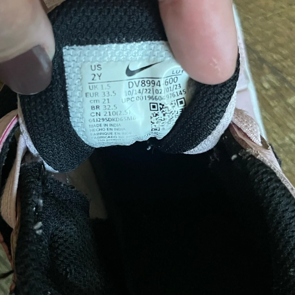 Nike team hustle d11 girls light pink basketball shoes size 2‎ and knee pads